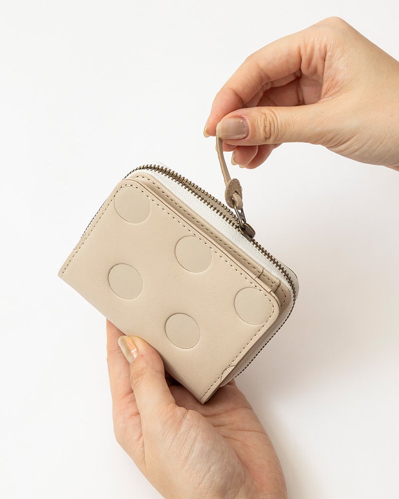 ファスナータイプの小銭入れで、大きく開いて取り出しやすい設計。