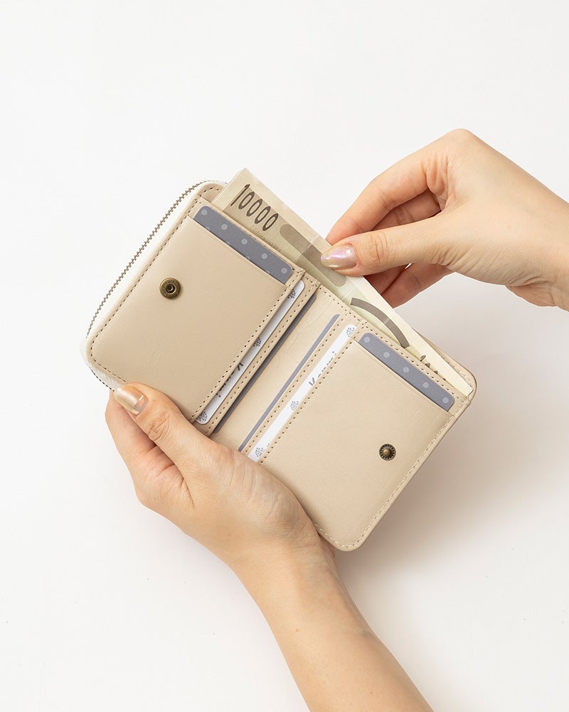 お札を折らずに収納できる限界コンパクトサイズ。小さい財布を探していた人にちょうどいい一品。