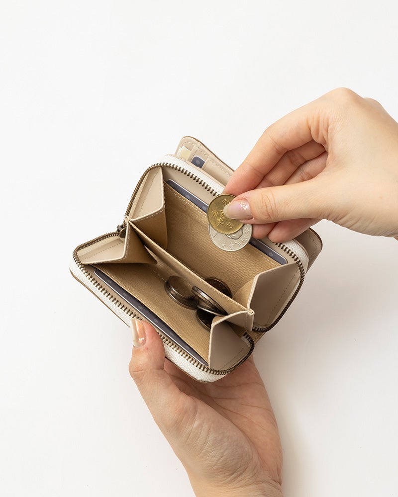 大きく開く小銭入れは、二つのお部屋に分かれていて仕分けしやすく取り出しやすい設計。