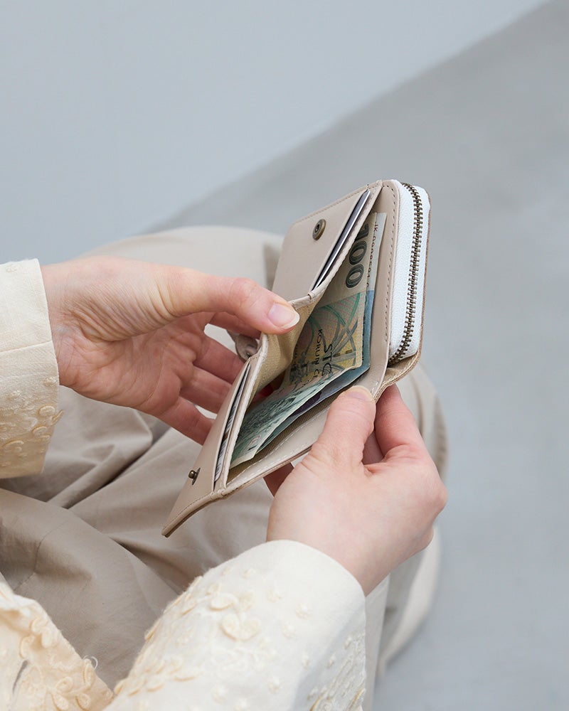カード・お札・小銭を分けて収められる、迷わない内部構造。ポケットサイズでも整理しやすい使い心地。