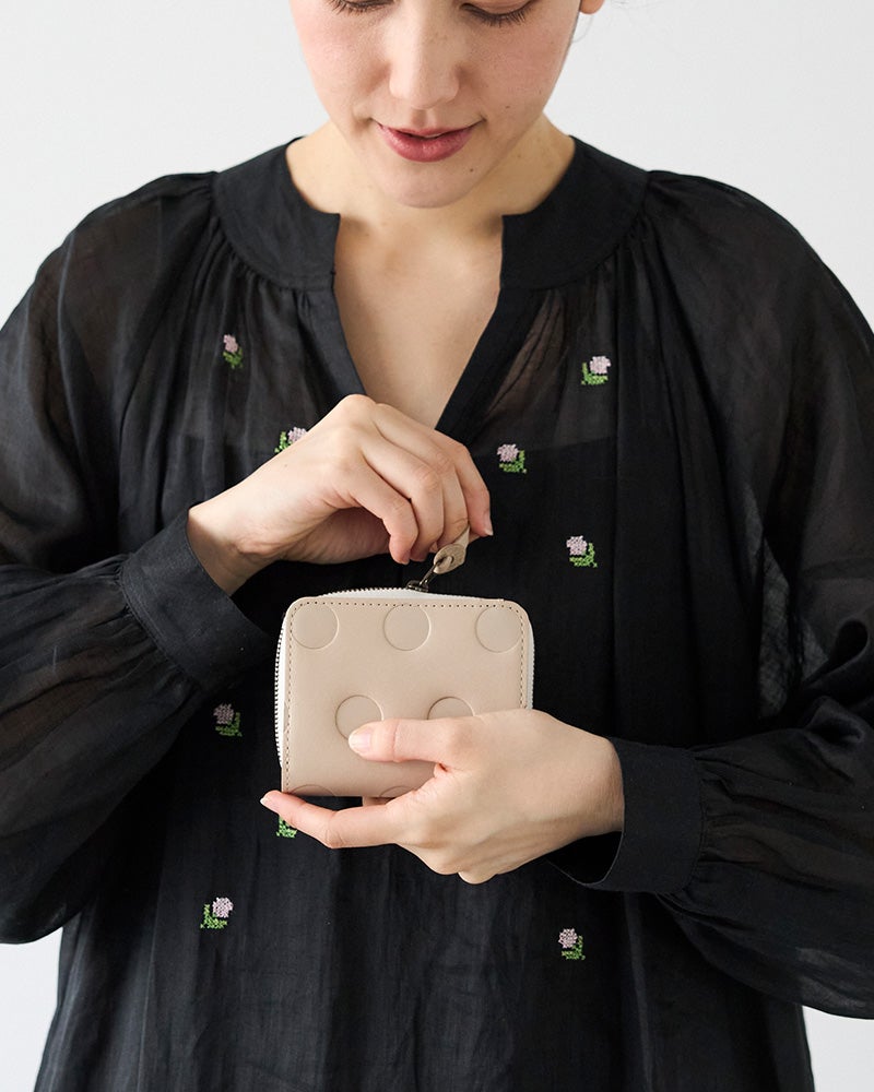 やさしいバニラカラーで、手のひらサイズでも軽やかな印象。水玉模様が可愛く、使うたび気持ちが和らぐ。