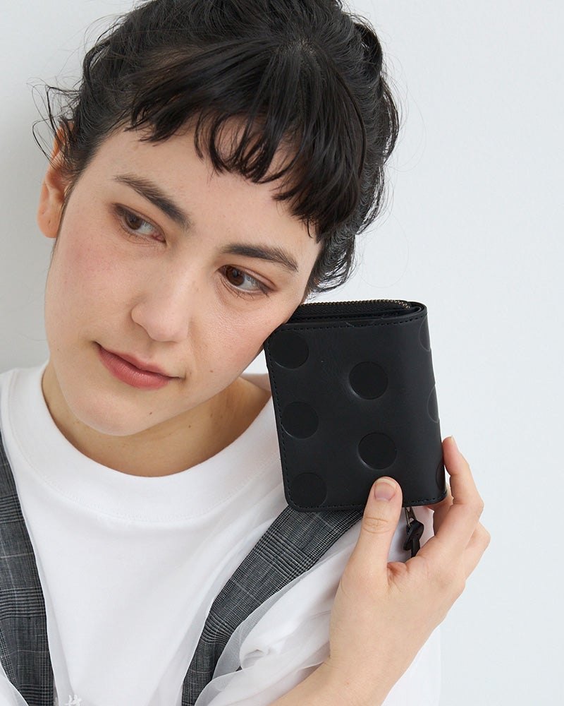 きちんと感が頼もしいブラックのラウンドショートウォレット。小さくても中が見やすく、使いやすさを感じる設計。