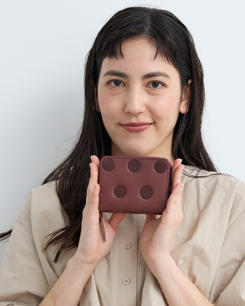 ほんのり甘さのあるスミレ色が、大人かわいいラウンドショートウォレット。小さくても頼れる収納力。