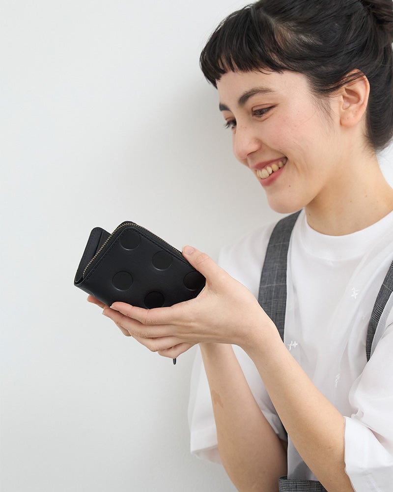 シンプルで使う人を選ばないブラック。コンパクトサイズでも、お札・カード・小銭をすっきりまとめられる安心感です。