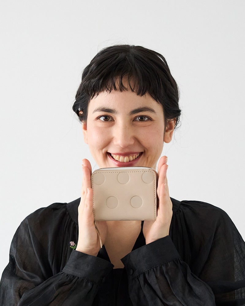 明るくやわらかなバニラは、バッグの中でも見つけやすい色。小さいのに中身が見渡しやすい設計です。