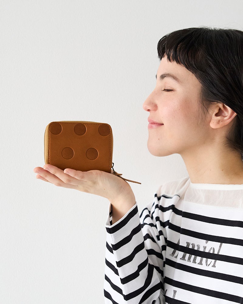 暮らしに自然となじむキャラメルのミニ財布。小さいのに、必要なものがきちんと収まる安心感。