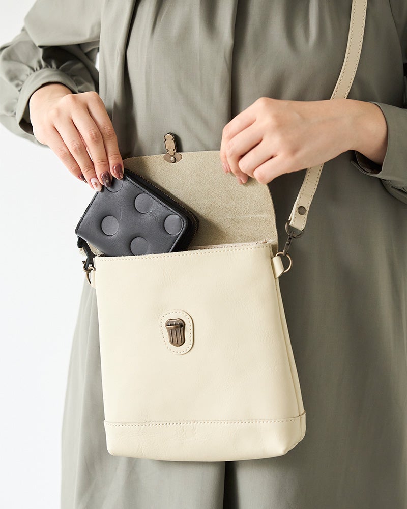 小さめバッグでお出かけの時に。カバンの中でも場所を取りません。