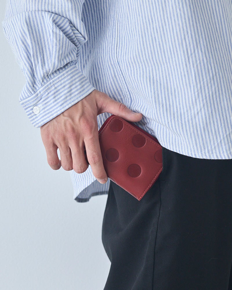 ポケットにもすっぽり入るコンパクト財布は男女兼用できるデザインです。