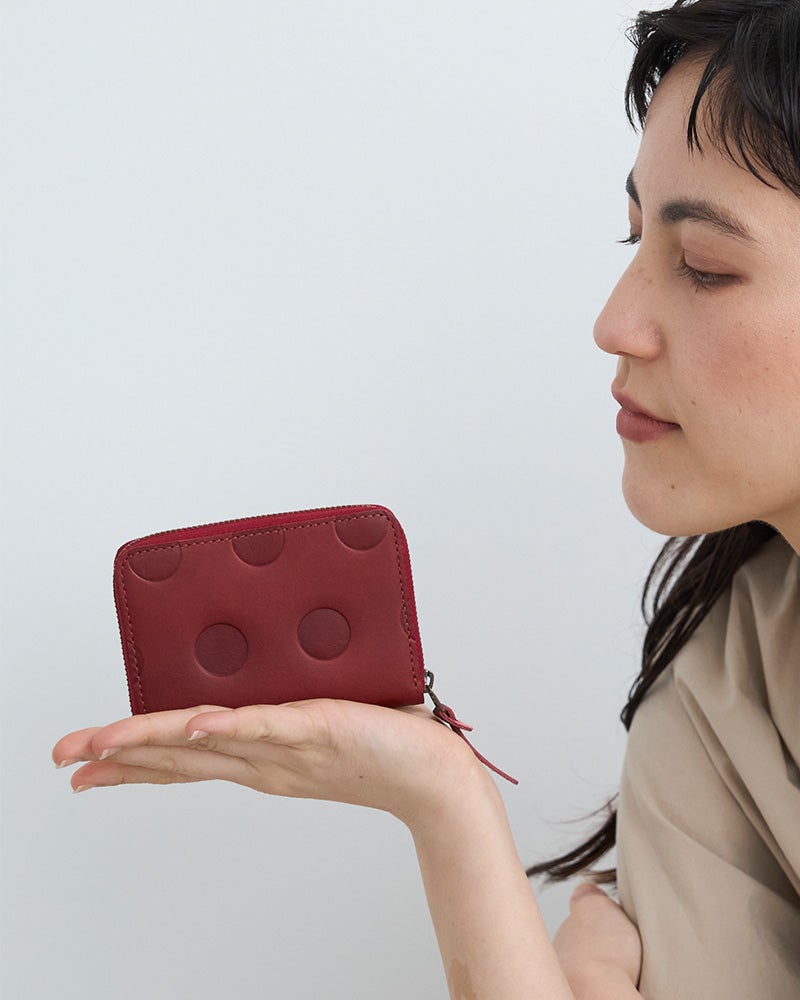 キャッシュレス派の毎日にちょうどいい、軽やかで安心なラウンドカードコインケース。