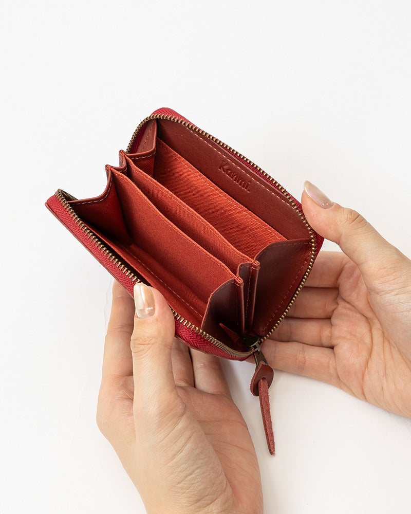 ファスナーを開くと仕切りが5つ。中身が自然と分かれ、探す時間が減る収納設計。