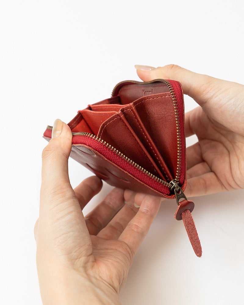 しっかりマチがあるから大きく開いて見やすく取り出しやすい作り。