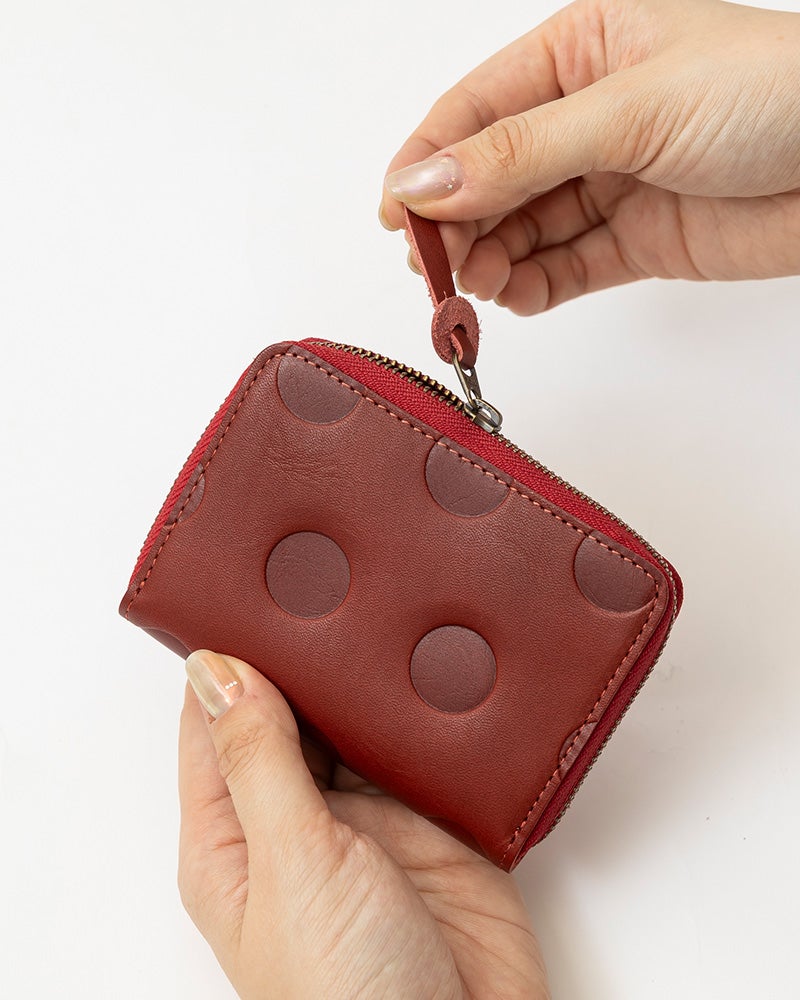 ぐるりと囲むラウンドファスナーの安心感。