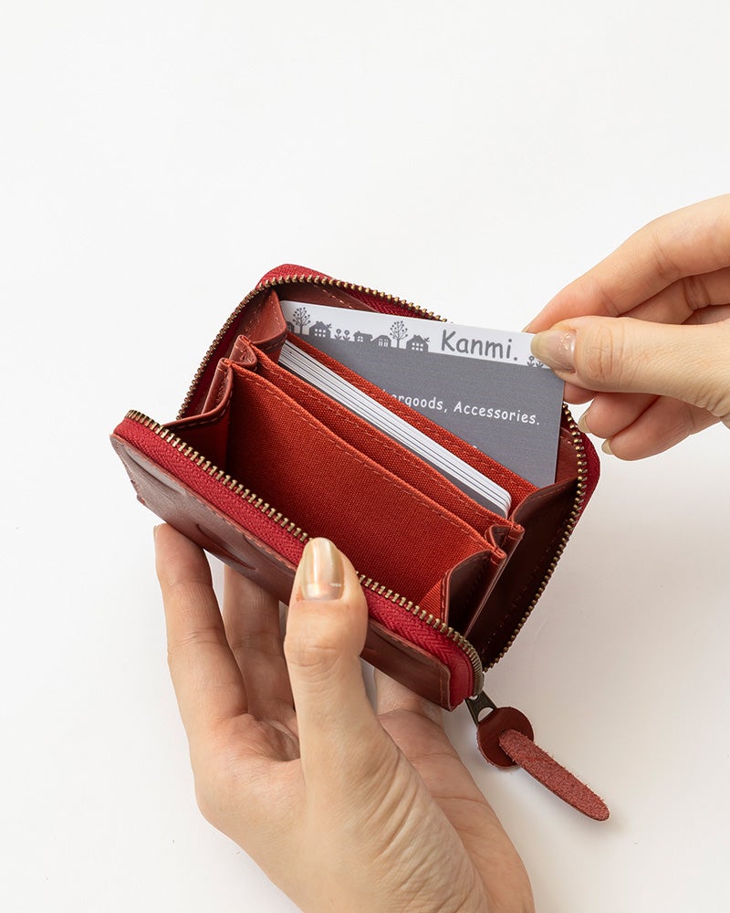 名刺用、よく使うカード用、控えのカード用。用途別に分けられるカードケース。