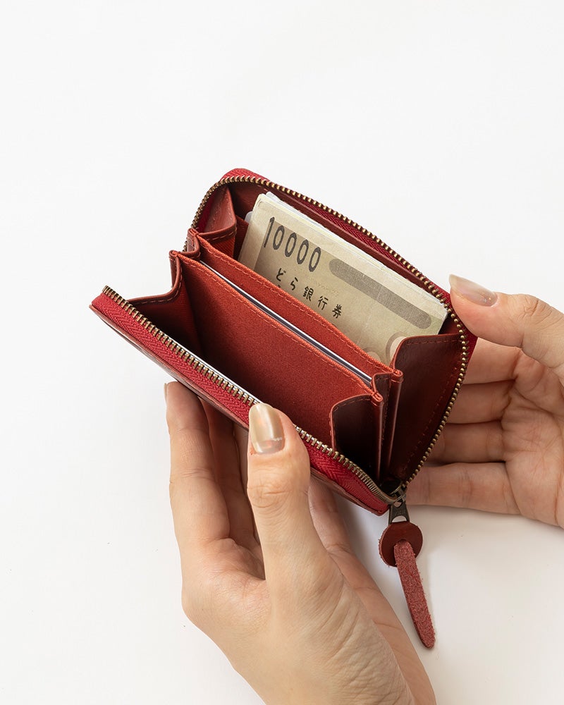 一万円札は二つ折りで横向き収納。現金少なめ派にちょうどいいミニ財布。