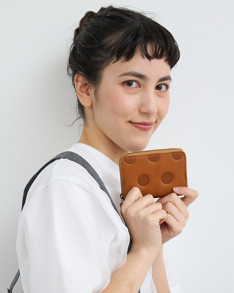 しっとりとしたキャラメル色。革の風合いを楽しめる一色。