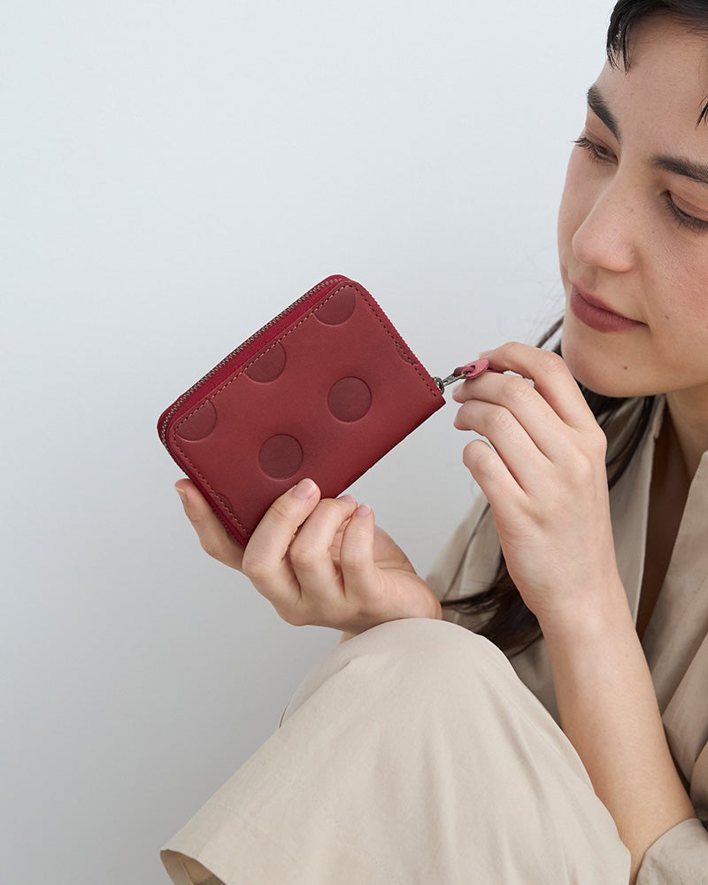 深みのあるチェリーレッドが、手元をきれいに見せるコンパクトケース。