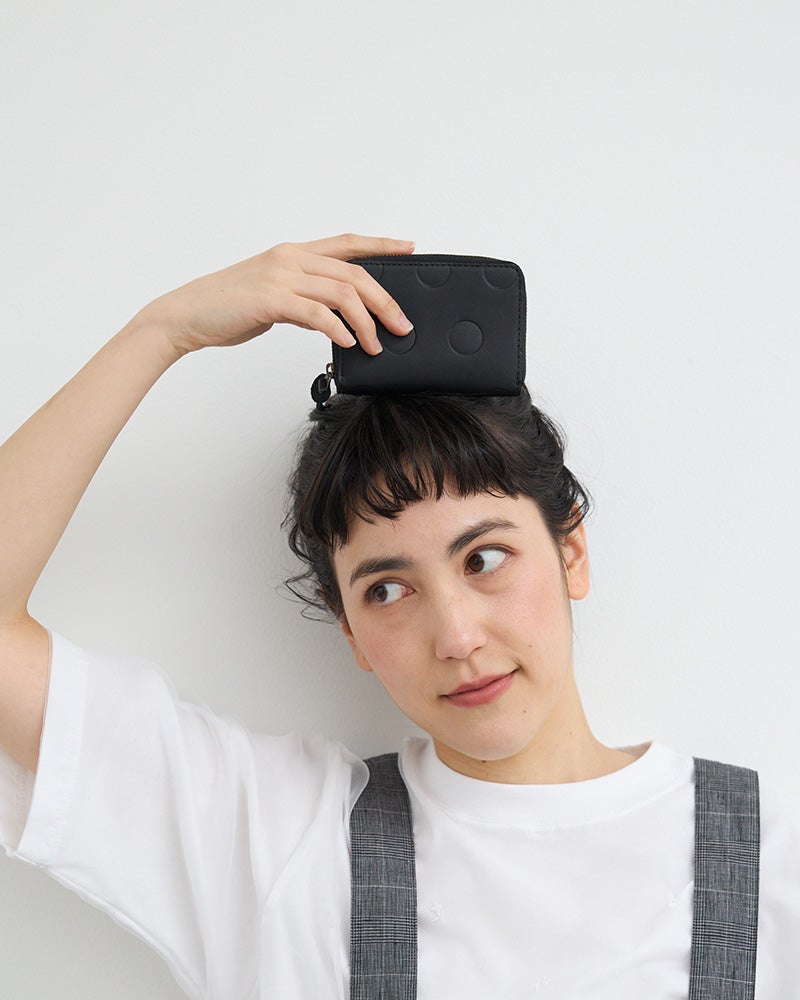 シンプルで頼れるブラック。カードも小銭も安心して任せられる定番色。