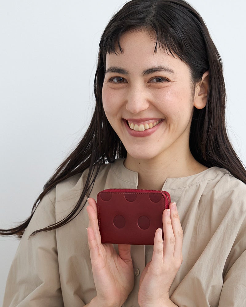 落ち着いた赤で、カードケースも大人っぽく。毎日使いたくなる色合い。