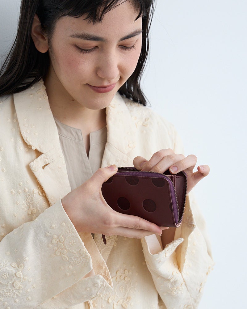 小物でも気分を上げたい日に選びたい、スミレのニュアンス。