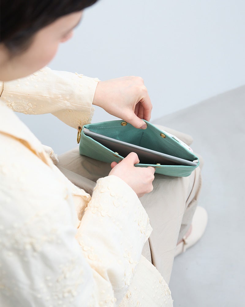 iPad miniや手帳、充電ケーブルをひとまとめ。毎日の必需品を軽やかに持ち替えられるSサイズ。