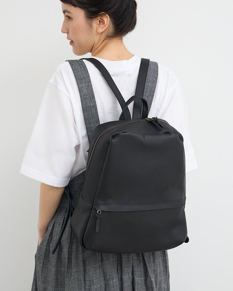 シンプルな見た目でたっぷり入る大容量レザーリュック。防水レザーを使い、A4やパソコンも収納できるので通勤やお出かけの毎日に頼れる存在。