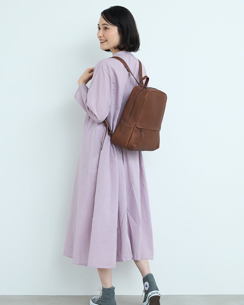 こっくり大人で上品なダークブラウン。ナチュラルな装いにやさしく映える大人のアクセント。