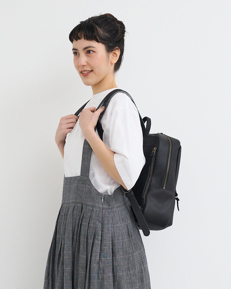 定番のクロは、毎日のコーディネートに迷わず合わせられる万能カラー。