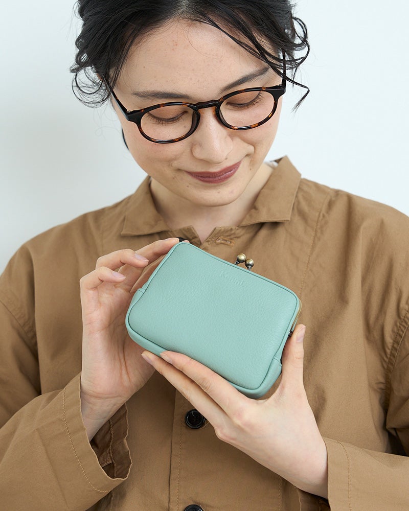 手にした瞬間に伝わる、やわらかな本革のぬくもり。ふかふか感が心地よいがま口ミニ財布