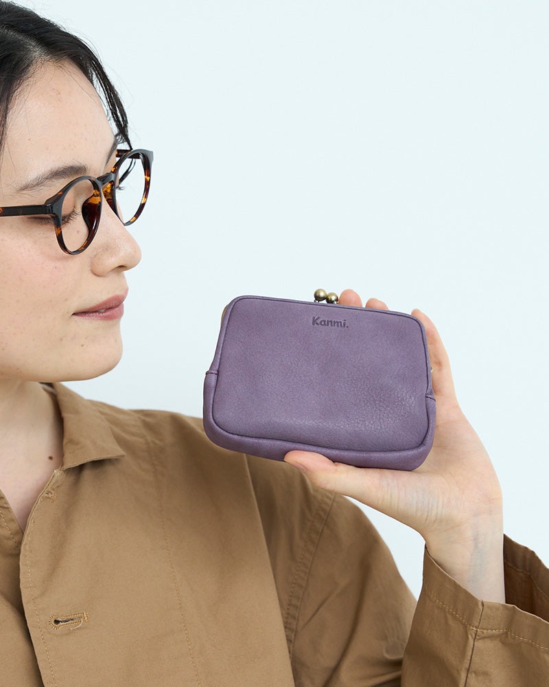 やさしい革のぬくもりと「ぱちん」と閉まる心地よさ。コンパクトながら収納力もあり、毎日に寄り添う本革のがま口ミニ財布です