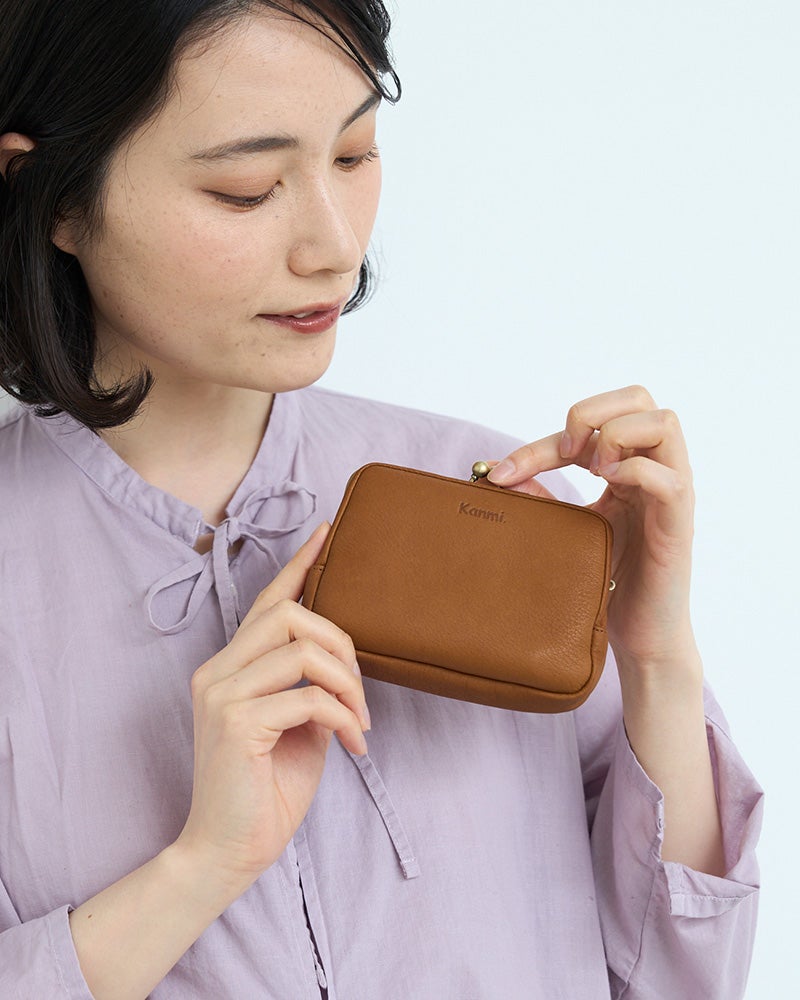 ギフトにも人気の革財布。やさしい手触りと使いやすさで喜ばれるミニウォレット