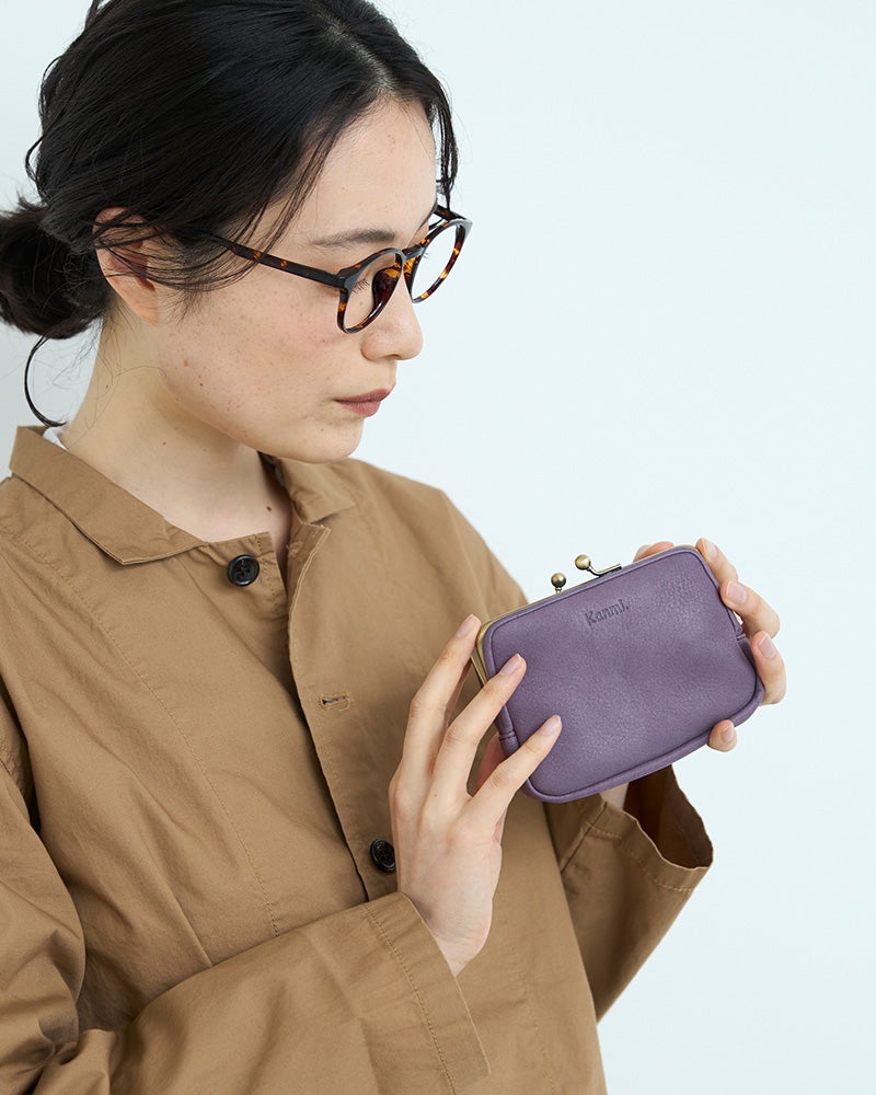 深みのあるぶどうカラーのがま口財布。大人かわいい紫の革ミニ財布は、特別感のあるギフトにも最適