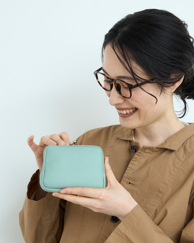 明るくやさしいサックスカラーのがま口財布。バッグの中で映える爽やかな革のミニ財