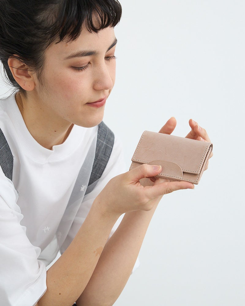ナチュラルにもきれいめにもなじむ、上品なレザーカードケース