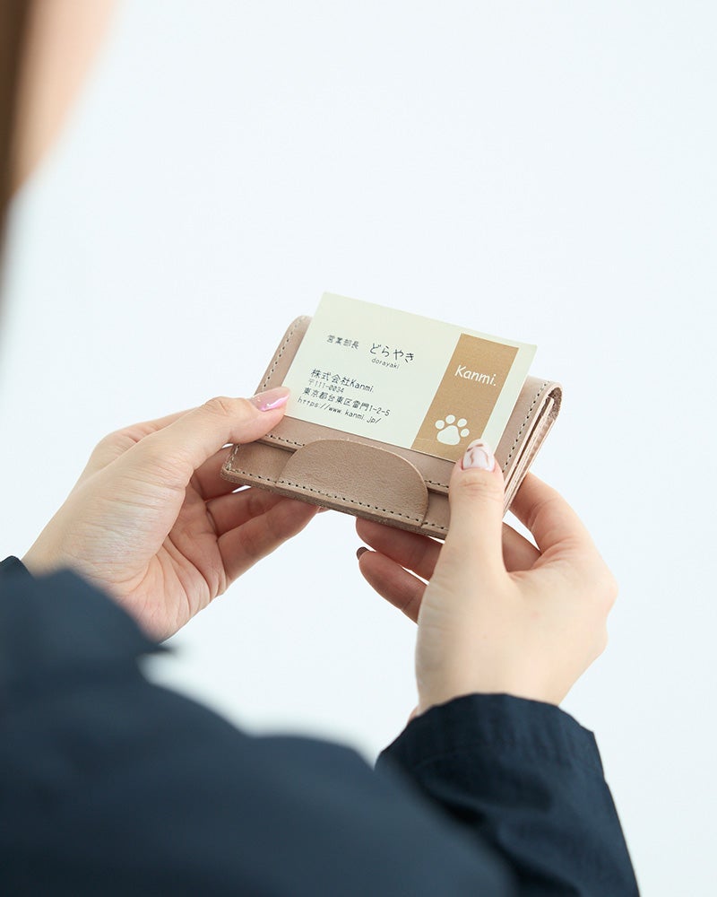 ビジネスにもナチュラルな装いにもなじむ、飾りすぎないレザーカードケース