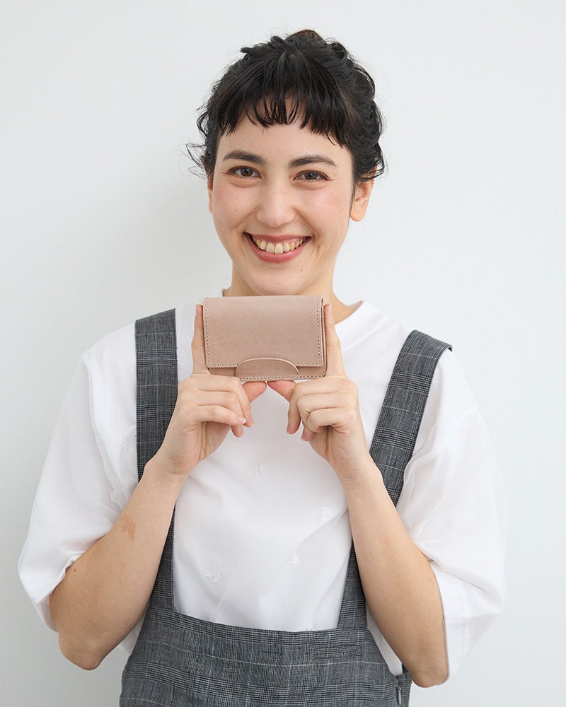 やわらかなニュアンスカラーのトープ。落ち着いた上品さが魅力です
