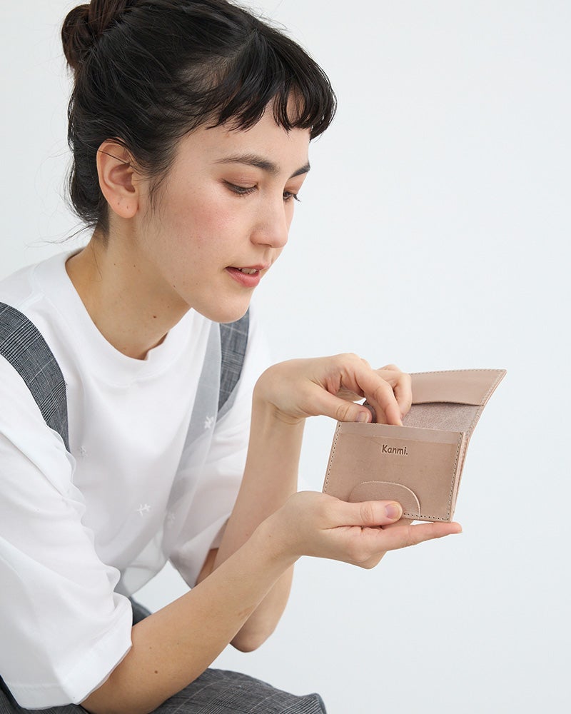 やわらかな空気感をまとったトープ。本革の表情がより引き立ちます