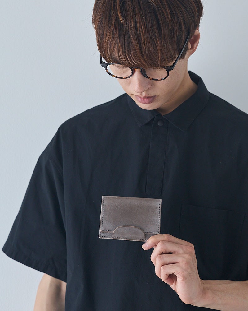 シンプルだけど上質な革の風合いが感じられる男女兼用のカードケースです。
