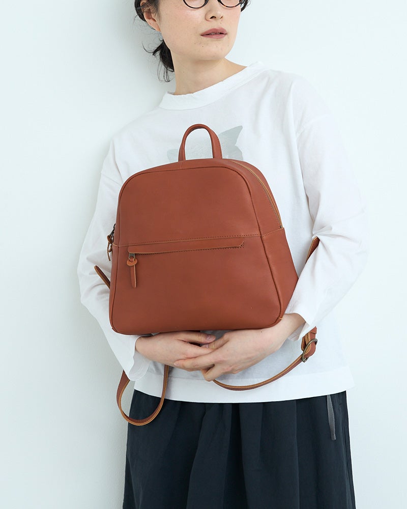 さらりとしたマットレザーが上品な印象。毎日のコーデに静かになじむ、本革の大人リュック。