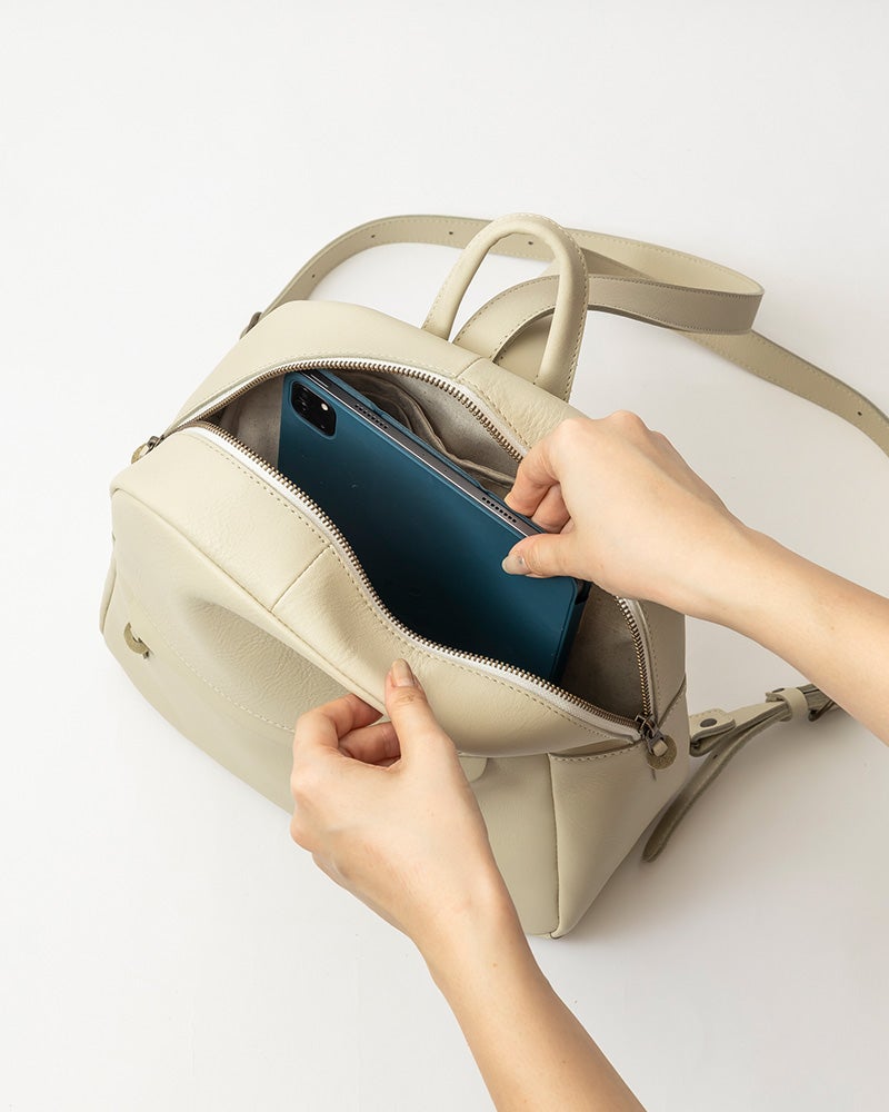 ダブルファスナー仕様で大きく開閉。中身を見渡しやすく、荷物の出し入れもスムーズです。