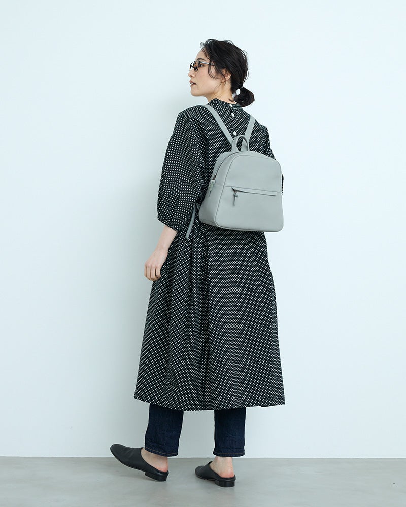 落ち着いたグレーカラーが、装いをすっきり上品に。きれいめコーデにも合わせやすい色合いです。