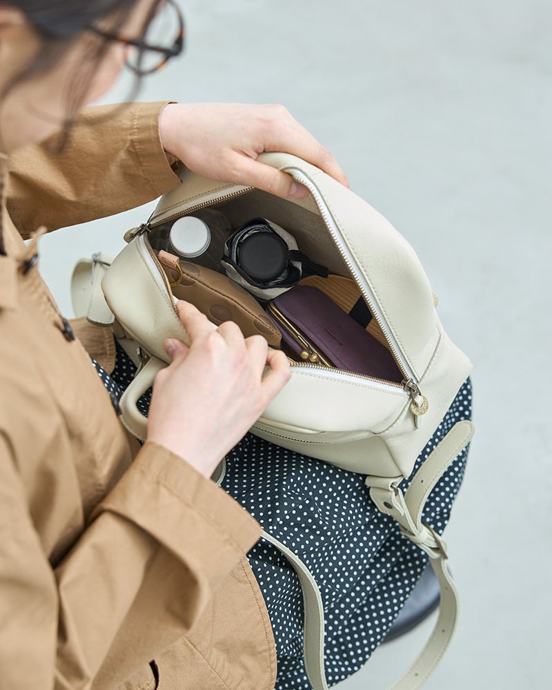 広めの開口部で中まで見やすく、荷物を探しやすい使い勝手のよさが魅力です。