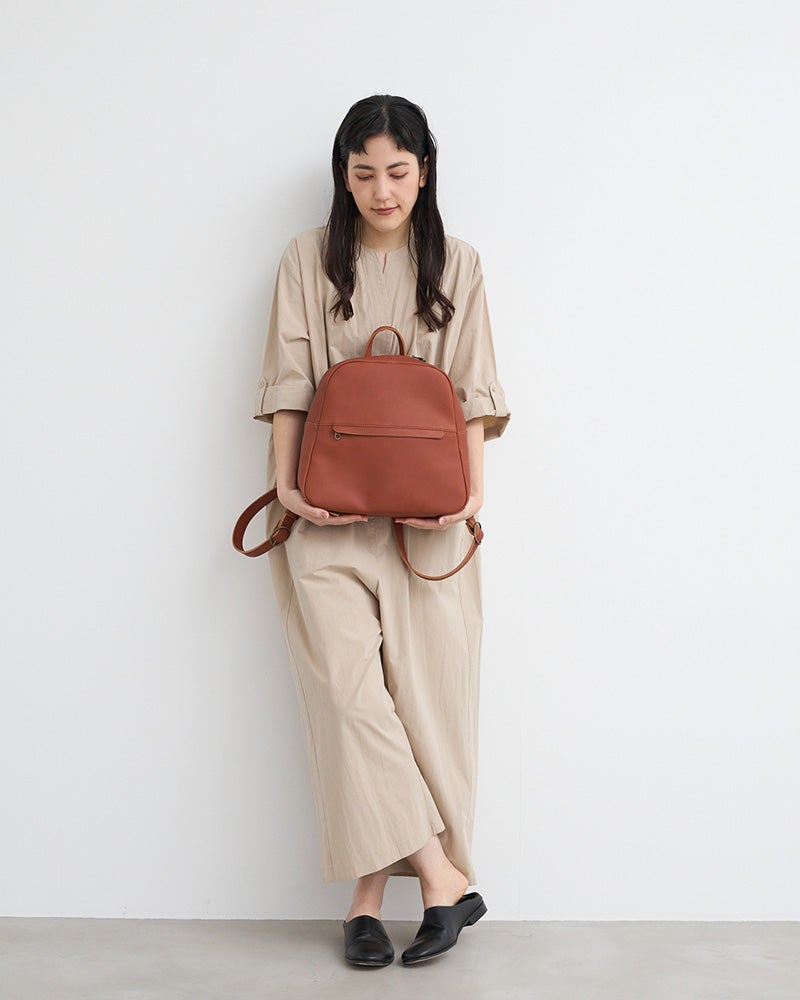 革らしい表情を楽しめるレンガカラー。シンプルな服装にも自然な存在感を添えてくれます。