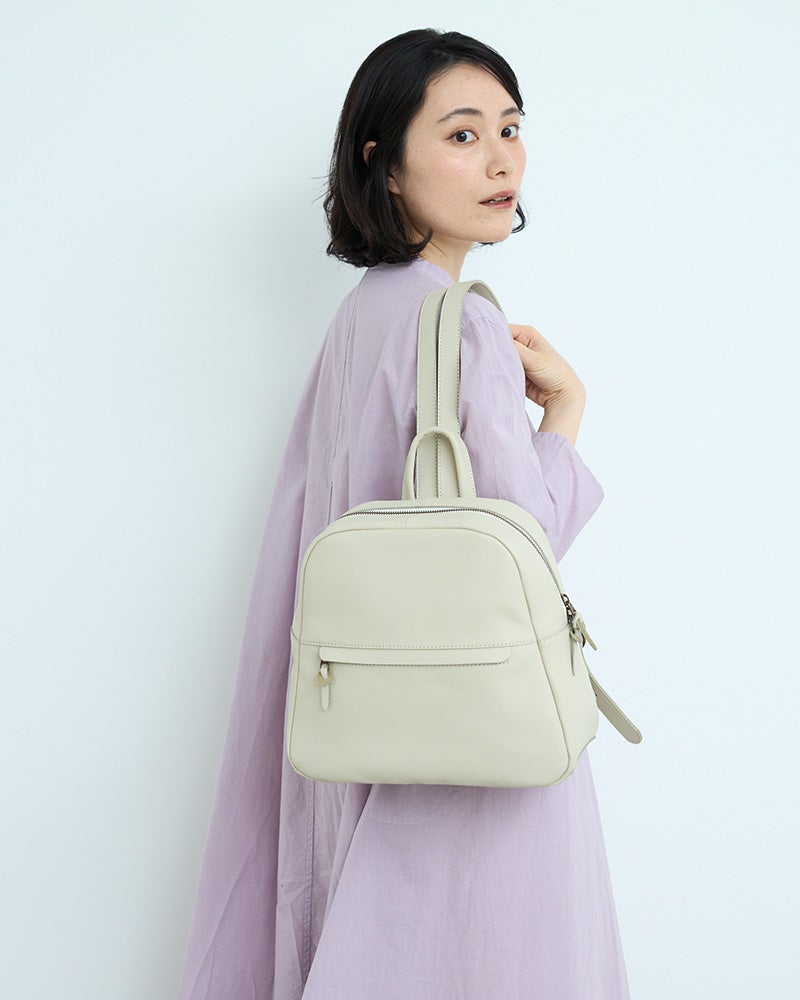 やわらかな光をまとったようなバニラ色。大人の装いに自然な抜け感を添えてくれます。