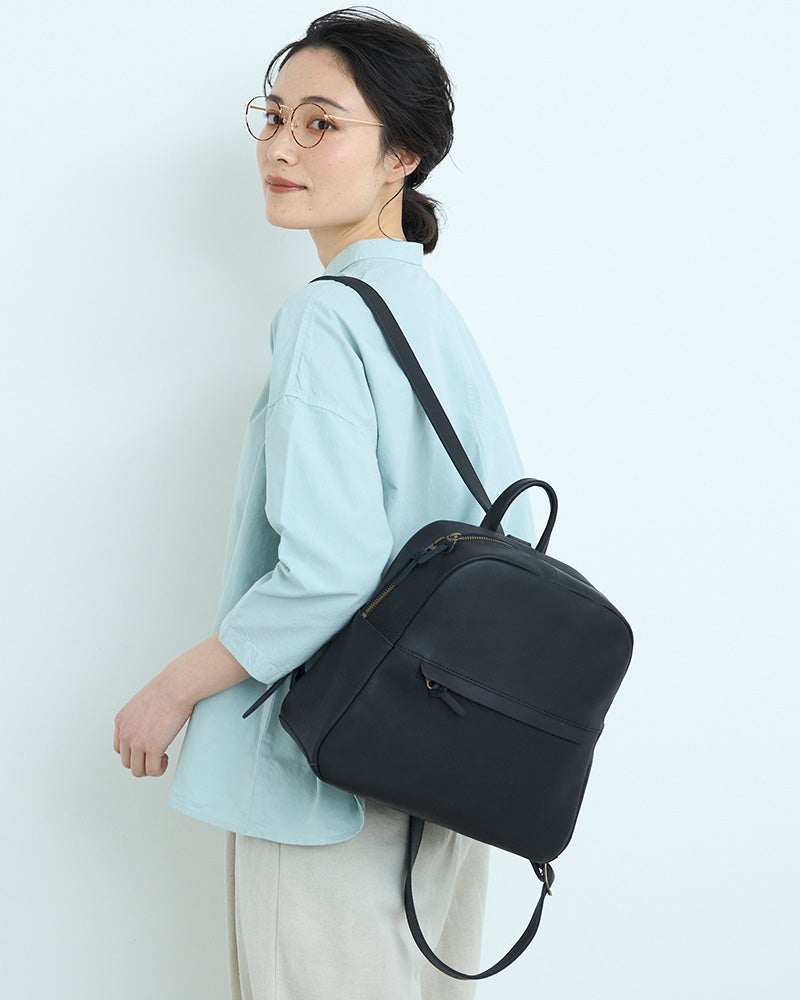 マットなブラックレザーが上品な印象。通勤から休日まで幅広く活躍してくれます。