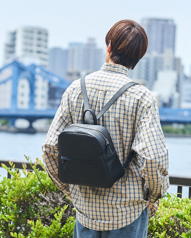 マットなブラックレザーが上品な印象。通勤から休日まで幅広く活躍してくれます。