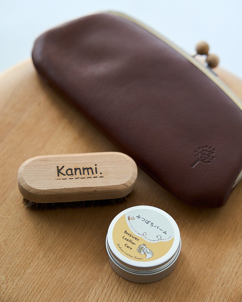 本革バッグや財布、キーケースなど幅広い革製品に使えるレザークリーム。革本来の風合いを生かしながら、しっとりとしたツヤを育てるみつばちバームです。