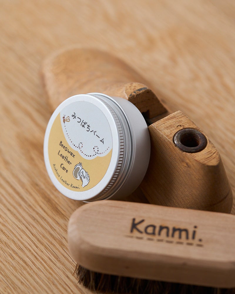 革を育てる時間を、このひと袋に。レザークリーム・馬毛ブラシ・クロスが揃った、Kanmi.オリジナルレザーケアセットです。
