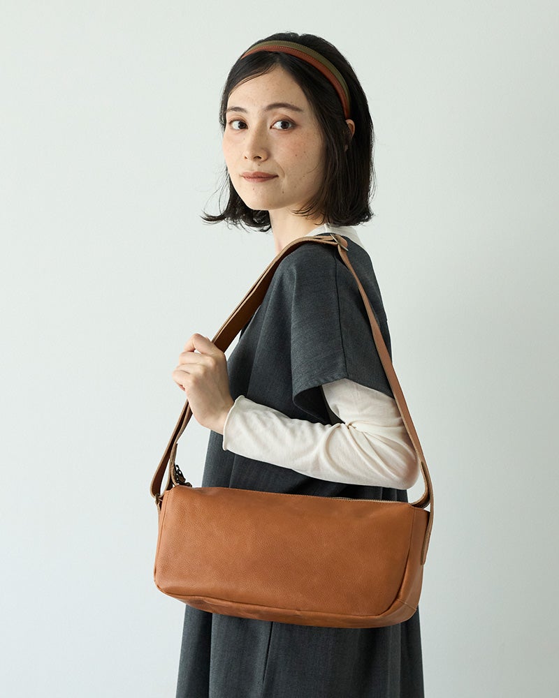 コーギーみたいな愛らしい横長フォルム。大人の装いにすっとなじむ、本革のレディースショルダーバッグ。