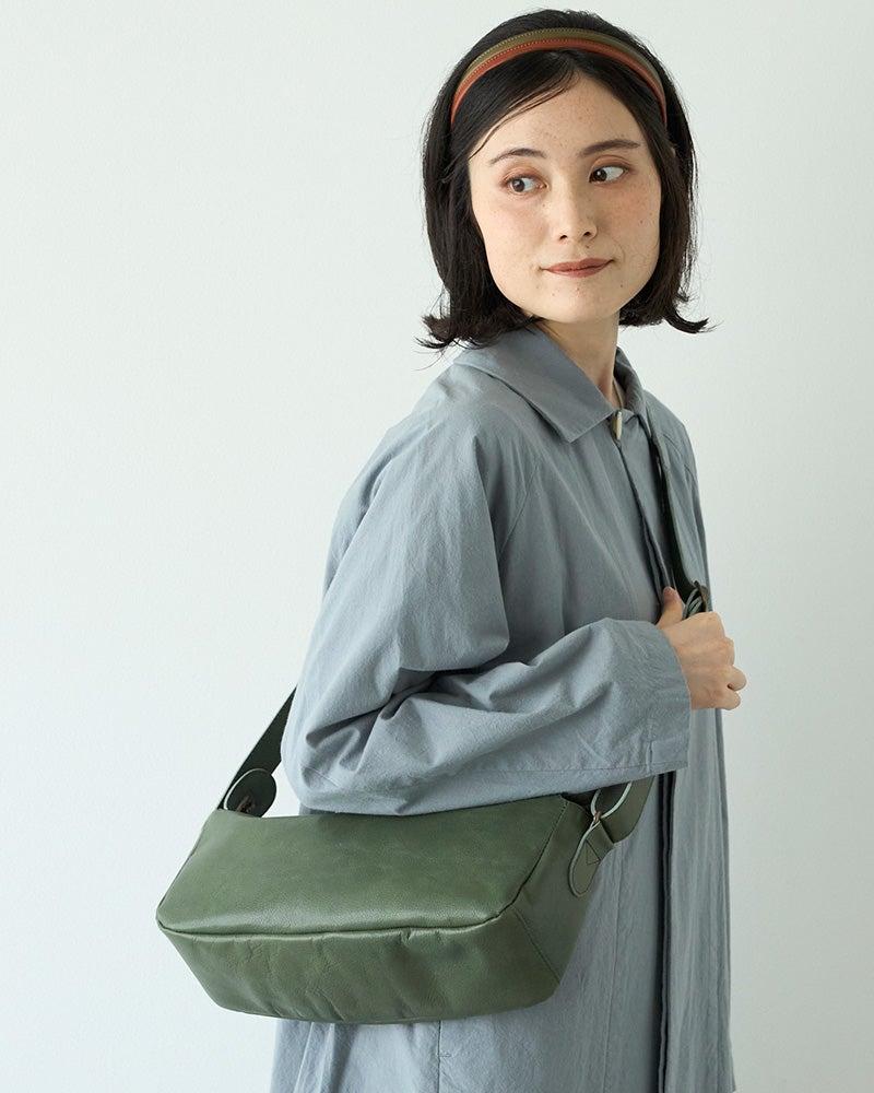 短い脚でてくてく歩くコーギーのよう。横長シルエットが目を引く、大人かわいい本革ショルダーバッグ。