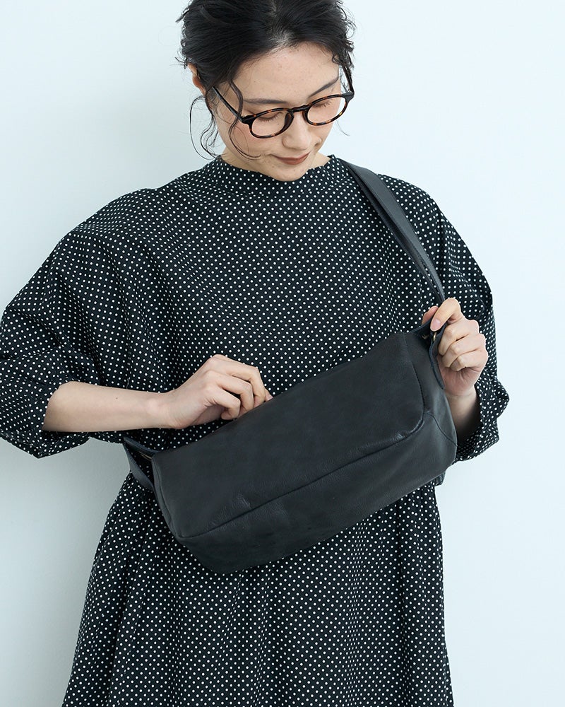 小脇にすっぽり収まる、横長のやさしいシルエット。毎日のお出かけにちょうどいい本革ショルダーバッグ。